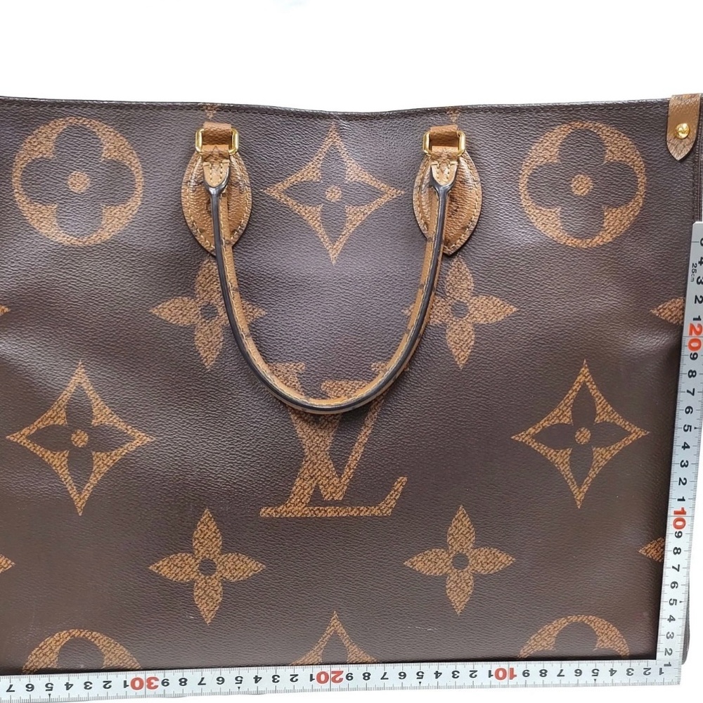 Louis Vuitton OnTheGo MM Monogram Tote - Picture 12 of 16